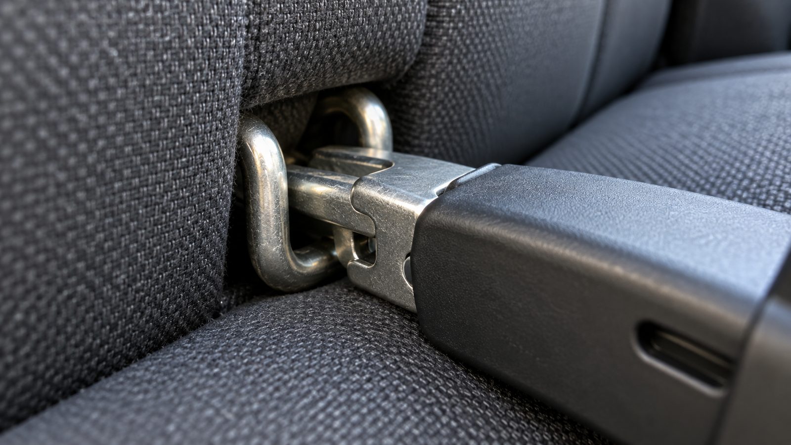뒷좌석 시트 틈의 ISOFIX 앵커와 카시트 커넥터가 맞물리는 모습
